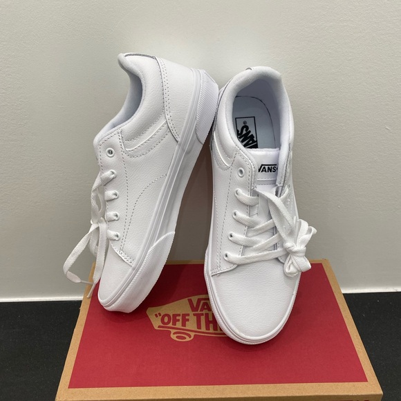 Vans- Seldan Sneaker- All White-Low-Top- Big Kids (4Y) (Woman’s size 5.)-NEW! - Picture 6 of 13